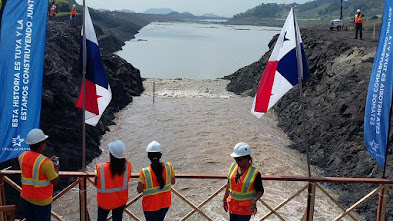 Llenado del nuevo cauce del Canal de Panamá con agua del lago Gatún