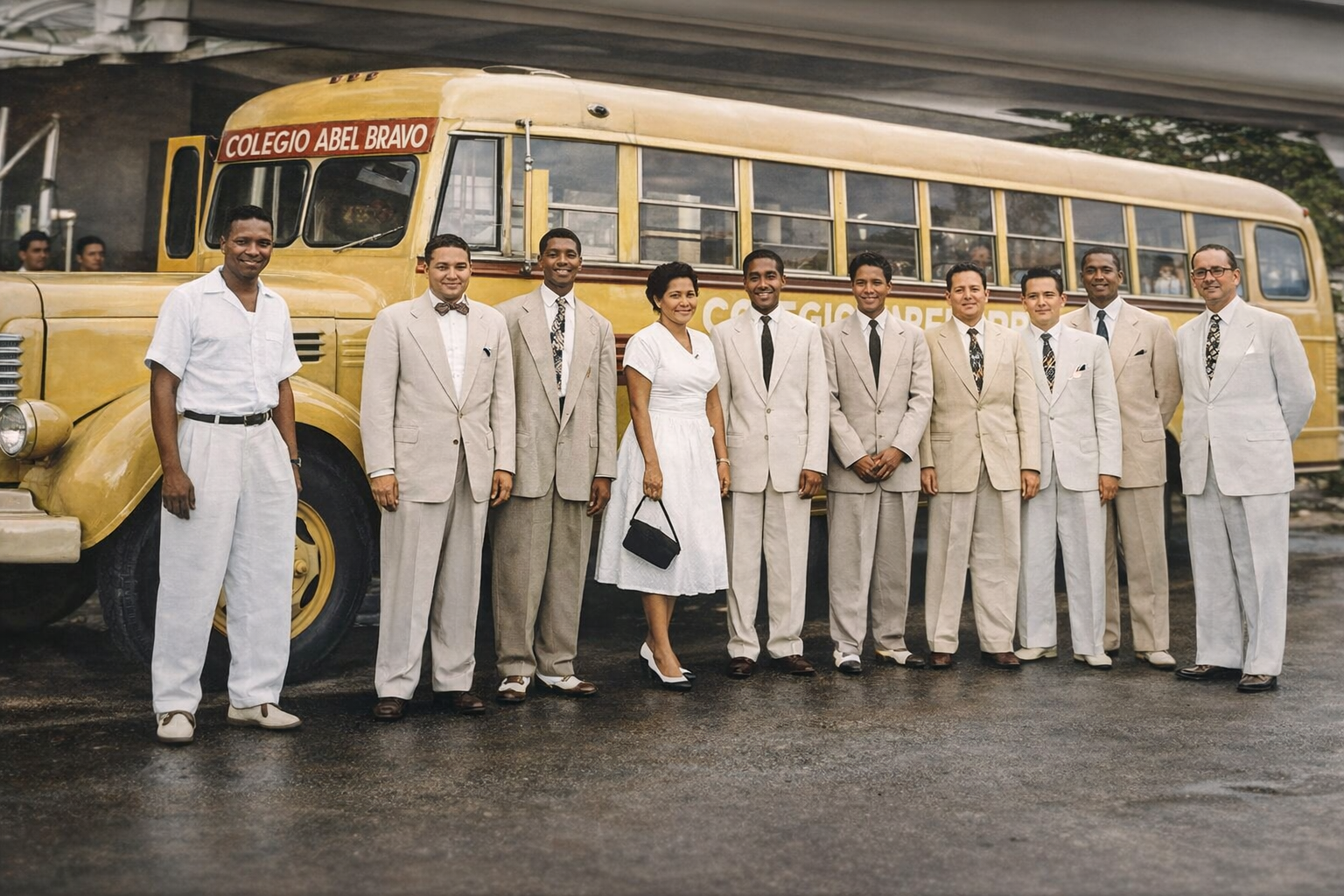 La entrega del primer autobús escolar del Colegio Abel Bravo