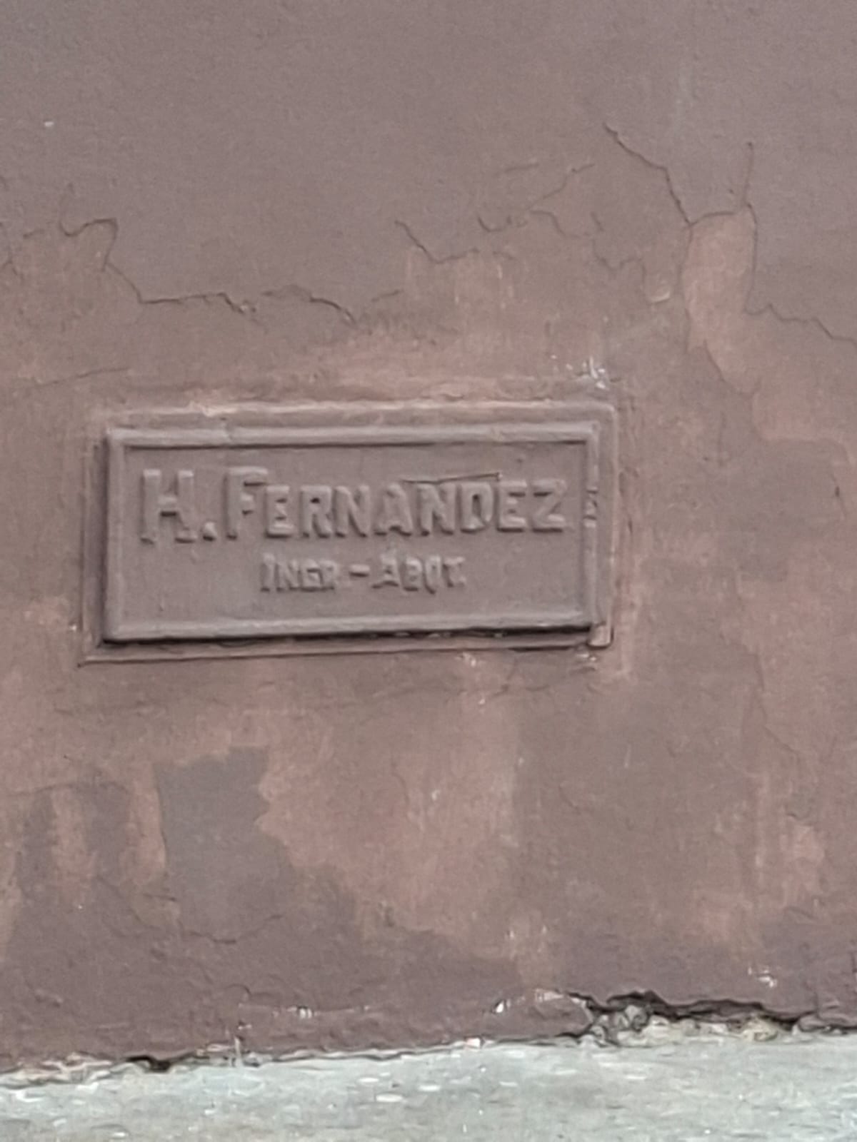 Las placas de bronce que guardan la memoria de los constructores de Colón